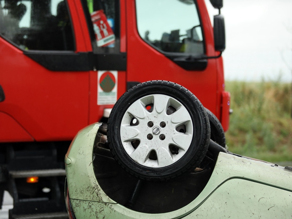 Auto dachowało pomiędzy Głogowem a Nielubią. Matka i dziecko w szpitalu [ZDJĘCIA]