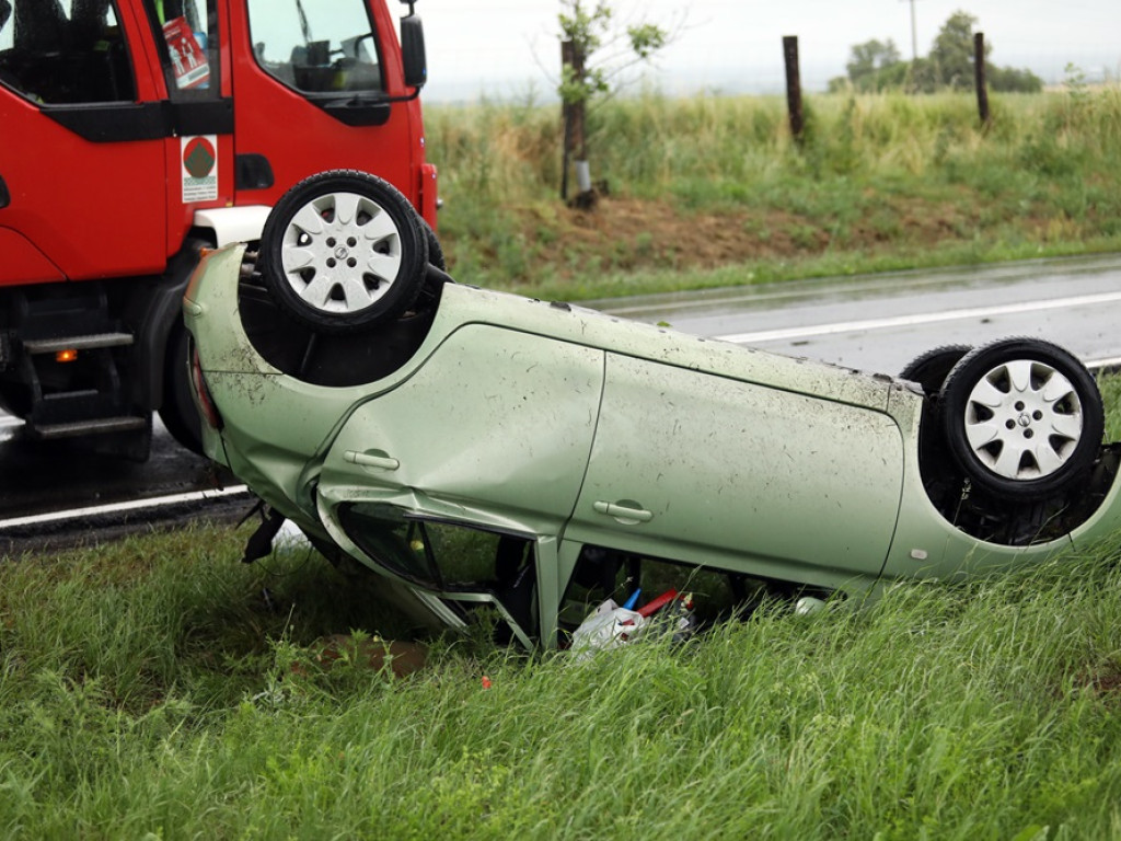 Auto dachowało pomiędzy Głogowem a Nielubią. Matka i dziecko w szpitalu [ZDJĘCIA]