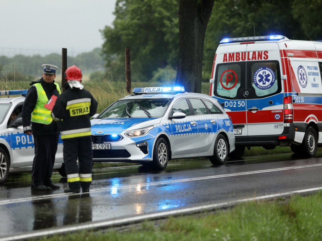 Auto dachowało pomiędzy Głogowem a Nielubią. Matka i dziecko w szpitalu [ZDJĘCIA]