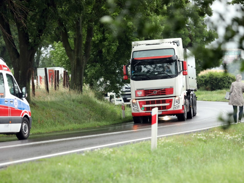 Auto dachowało pomiędzy Głogowem a Nielubią. Matka i dziecko w szpitalu [ZDJĘCIA]