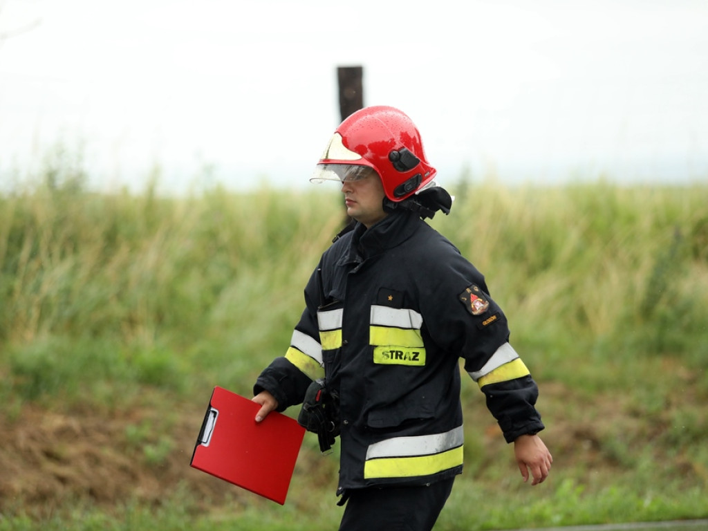Auto dachowało pomiędzy Głogowem a Nielubią. Matka i dziecko w szpitalu [ZDJĘCIA]