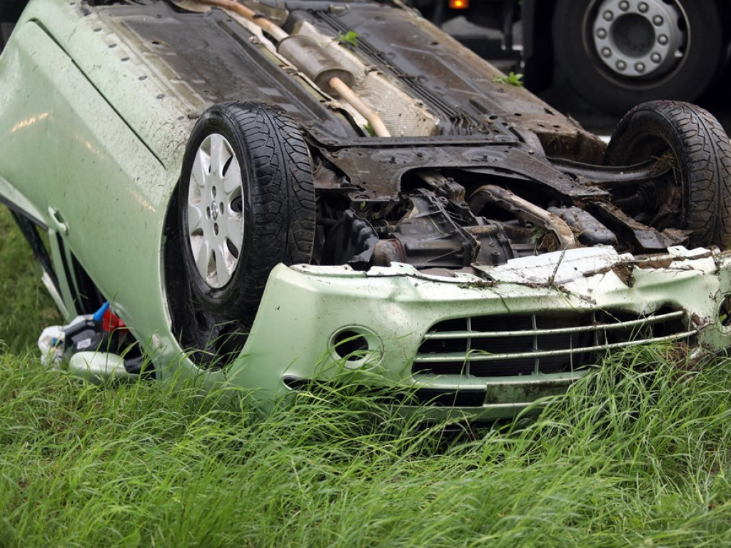 Auto dachowało pomiędzy Głogowem a Nielubią. Matka i dziecko w szpitalu [ZDJĘCIA]