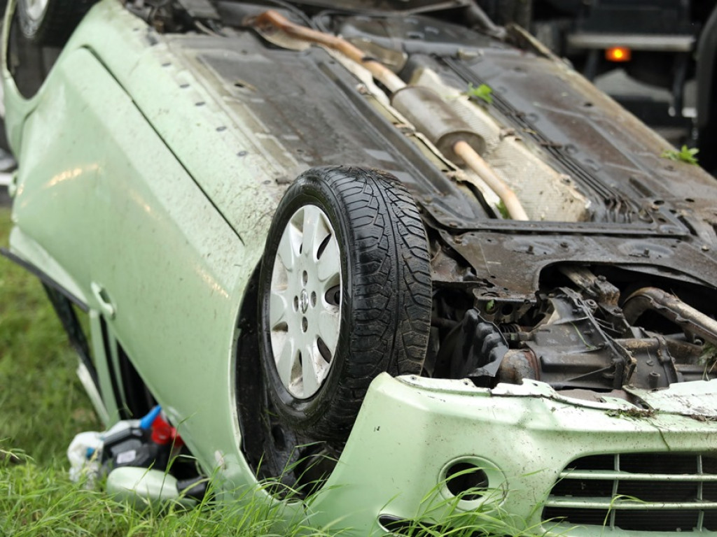 Auto dachowało pomiędzy Głogowem a Nielubią. Matka i dziecko w szpitalu [ZDJĘCIA]