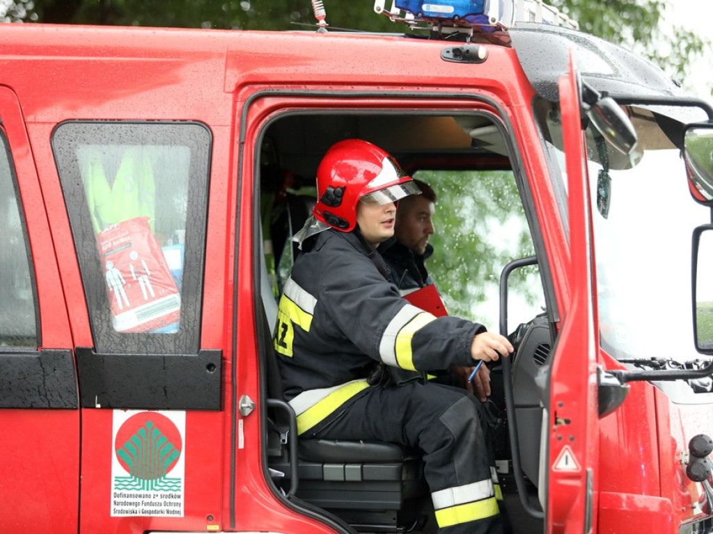 Auto dachowało pomiędzy Głogowem a Nielubią. Matka i dziecko w szpitalu [ZDJĘCIA]