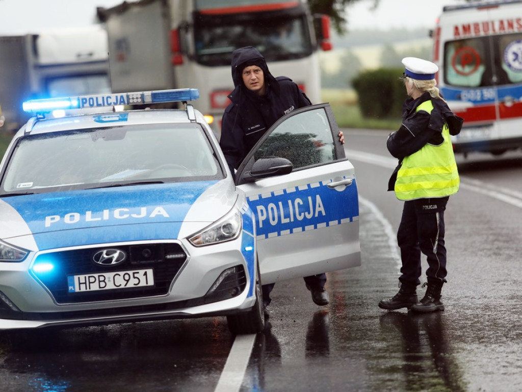 Auto dachowało pomiędzy Głogowem a Nielubią. Matka i dziecko w szpitalu [ZDJĘCIA]