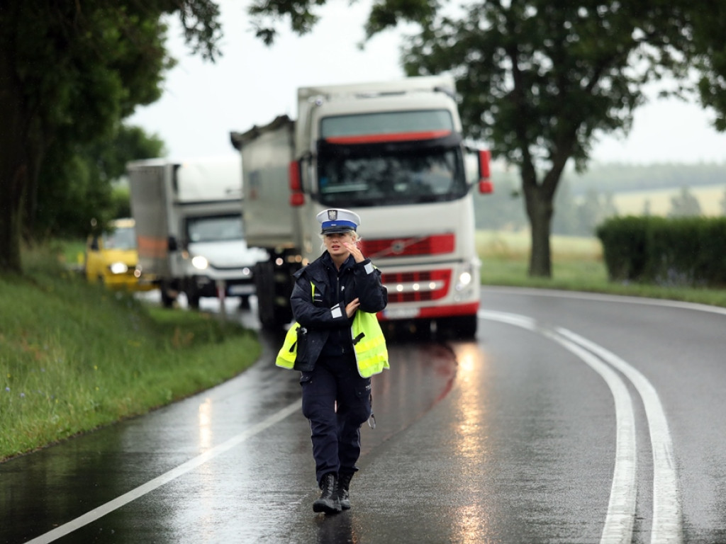 Auto dachowało pomiędzy Głogowem a Nielubią. Matka i dziecko w szpitalu [ZDJĘCIA]