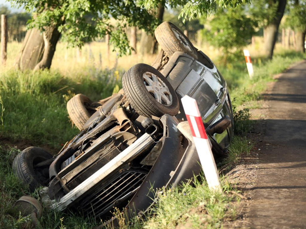 Cud, że żyją! Auto przeleciało przez betonowy przepust i dachowało [ZDJĘCIA]