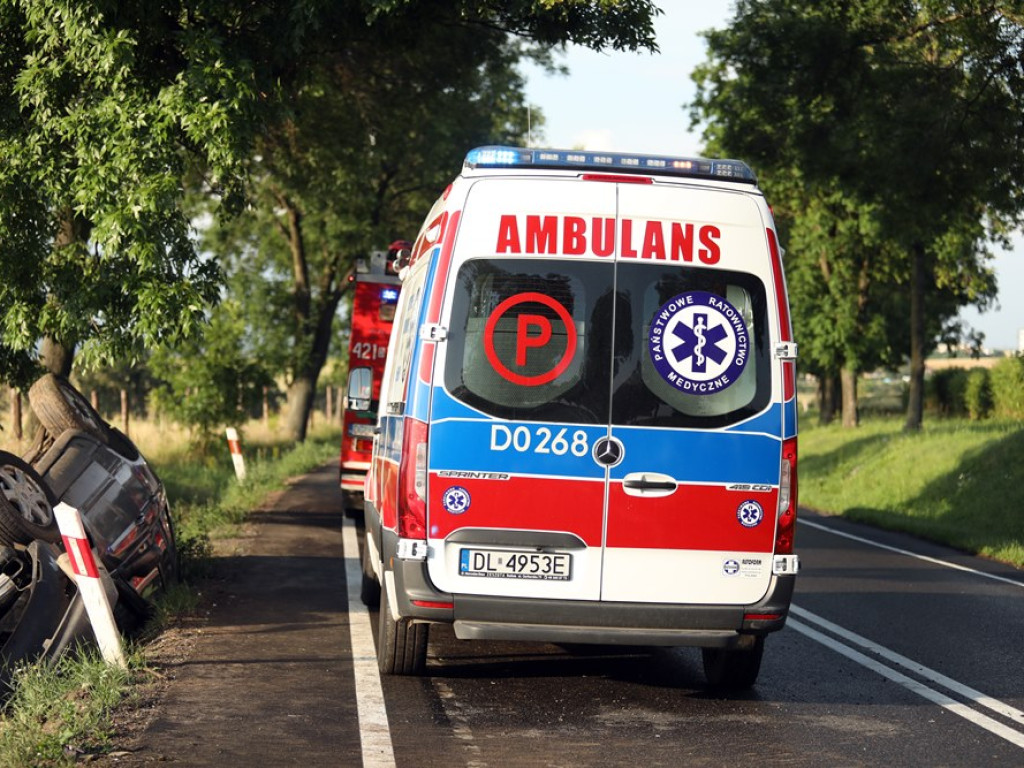 Cud, że żyją! Auto przeleciało przez betonowy przepust i dachowało [ZDJĘCIA]