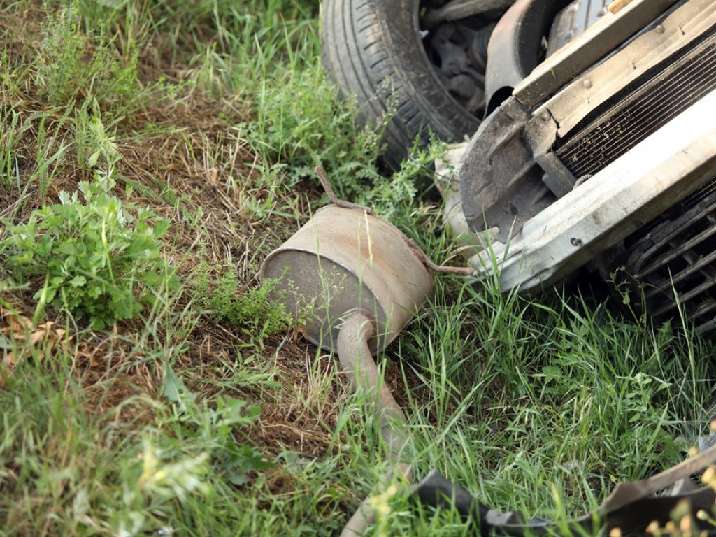Cud, że żyją! Auto przeleciało przez betonowy przepust i dachowało [ZDJĘCIA]