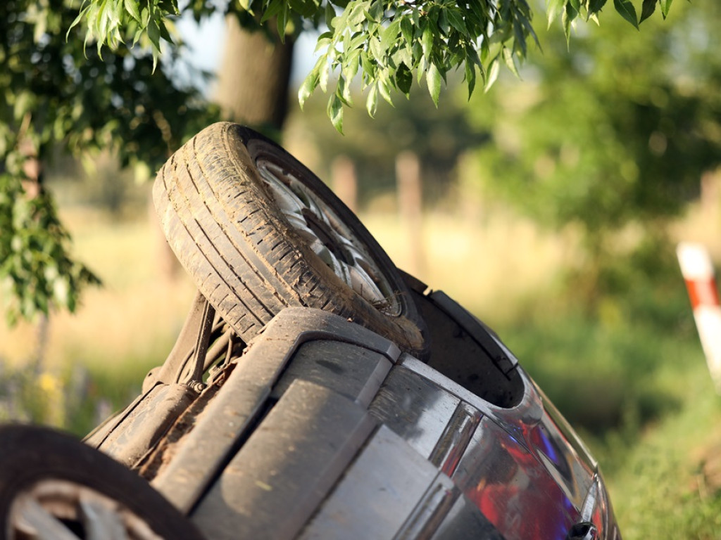 Cud, że żyją! Auto przeleciało przez betonowy przepust i dachowało [ZDJĘCIA]