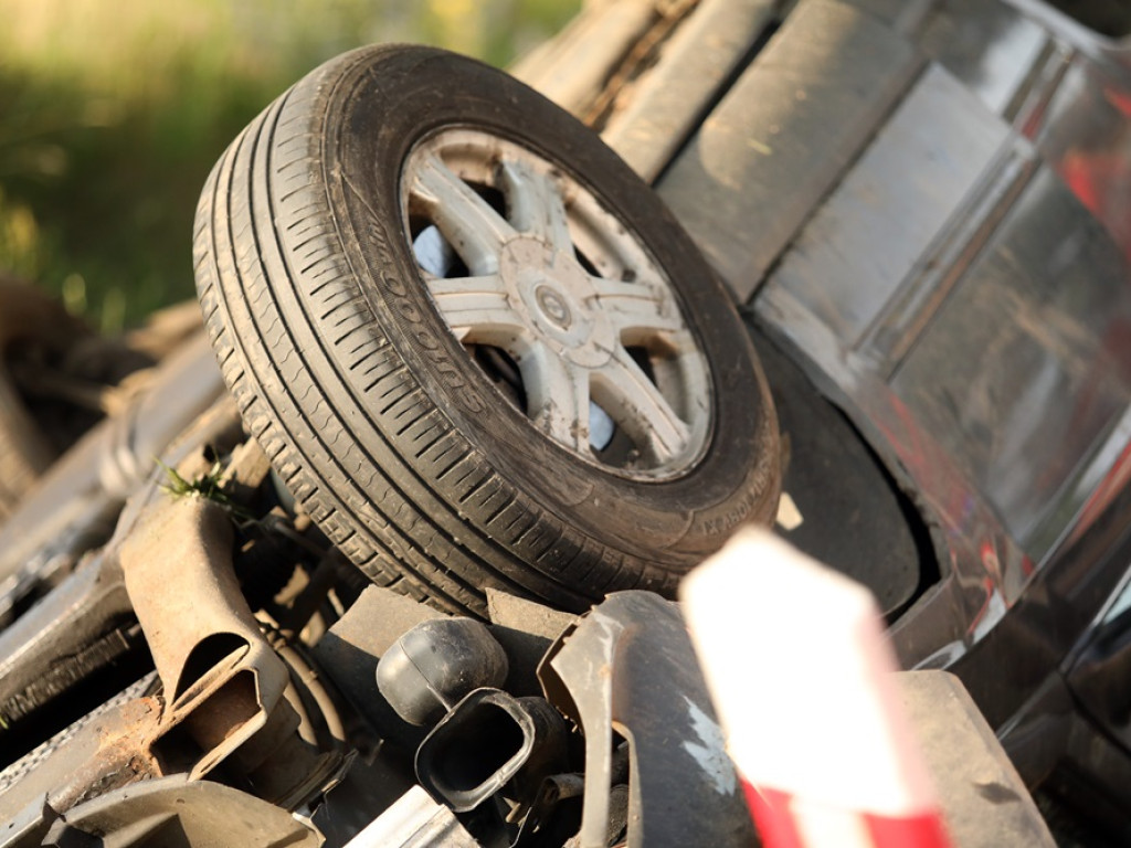 Cud, że żyją! Auto przeleciało przez betonowy przepust i dachowało [ZDJĘCIA]