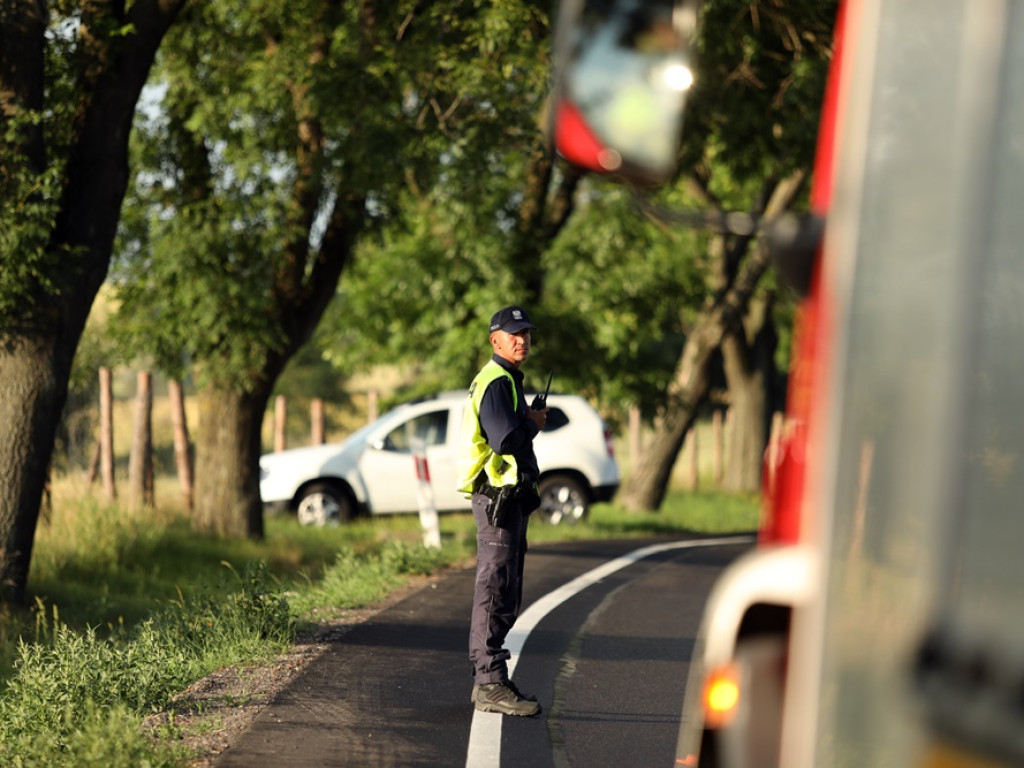Cud, że żyją! Auto przeleciało przez betonowy przepust i dachowało [ZDJĘCIA]