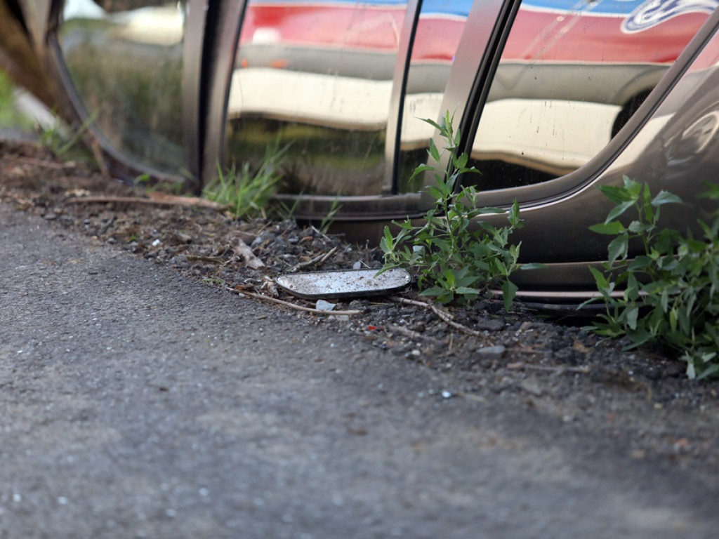 Cud, że żyją! Auto przeleciało przez betonowy przepust i dachowało [ZDJĘCIA]