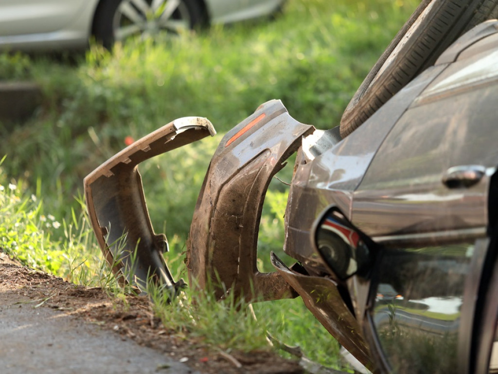Cud, że żyją! Auto przeleciało przez betonowy przepust i dachowało [ZDJĘCIA]