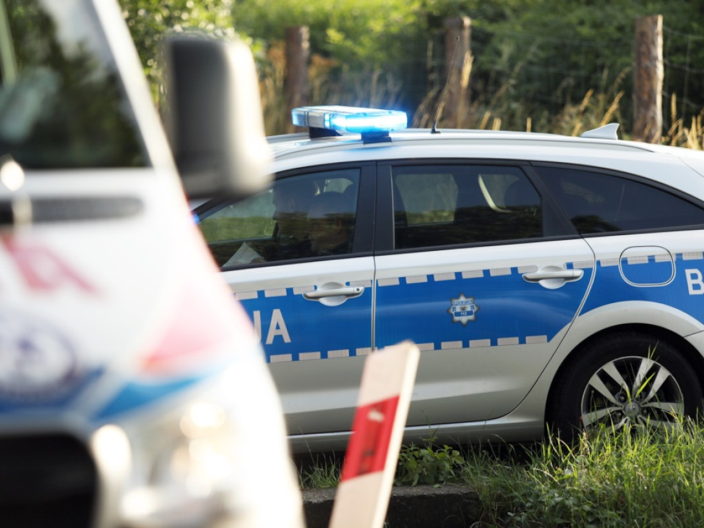 Cud, że żyją! Auto przeleciało przez betonowy przepust i dachowało [ZDJĘCIA]