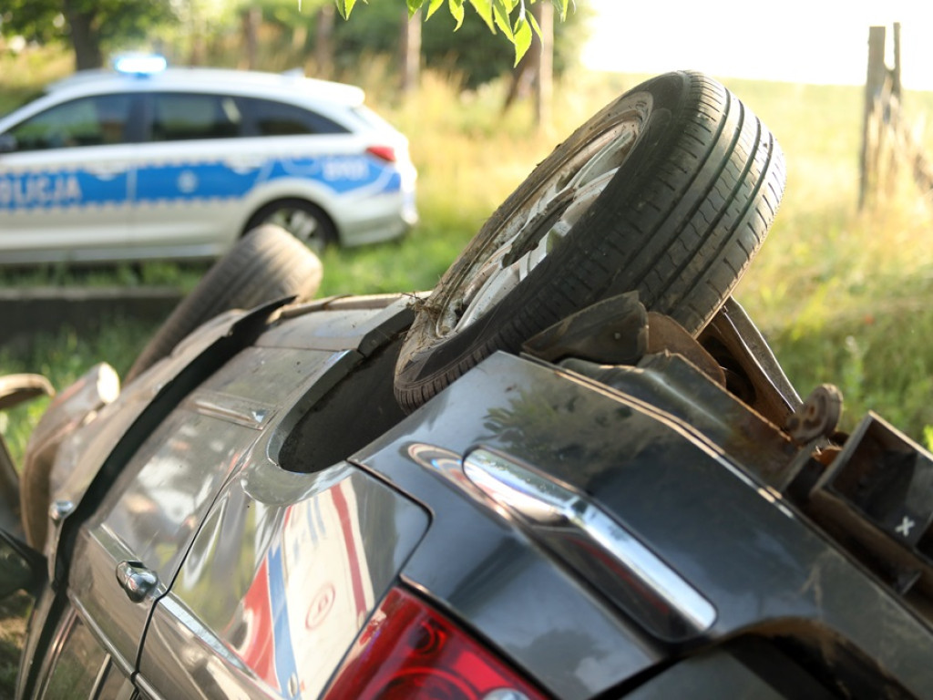 Cud, że żyją! Auto przeleciało przez betonowy przepust i dachowało [ZDJĘCIA]