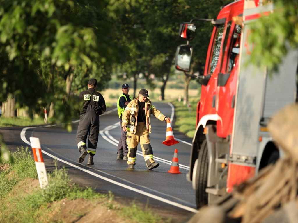 Cud, że żyją! Auto przeleciało przez betonowy przepust i dachowało [ZDJĘCIA]