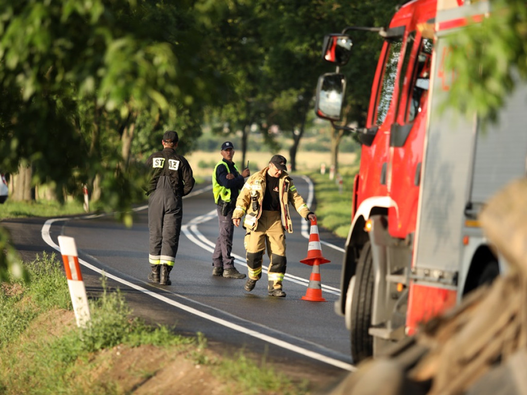 Cud, że żyją! Auto przeleciało przez betonowy przepust i dachowało [ZDJĘCIA]