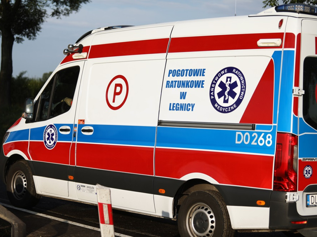 Cud, że żyją! Auto przeleciało przez betonowy przepust i dachowało [ZDJĘCIA]