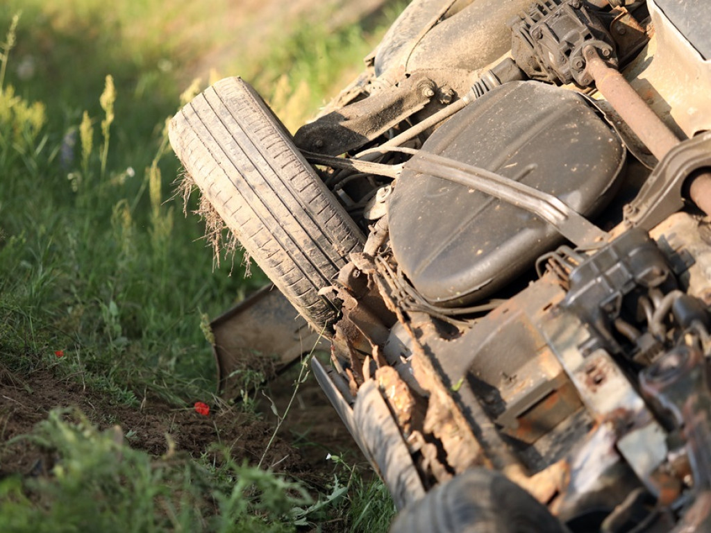 Cud, że żyją! Auto przeleciało przez betonowy przepust i dachowało [ZDJĘCIA]