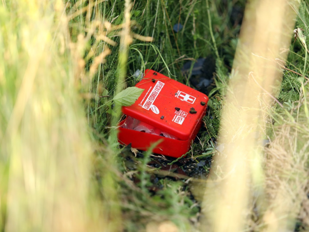 Cud, że żyją! Auto przeleciało przez betonowy przepust i dachowało [ZDJĘCIA]