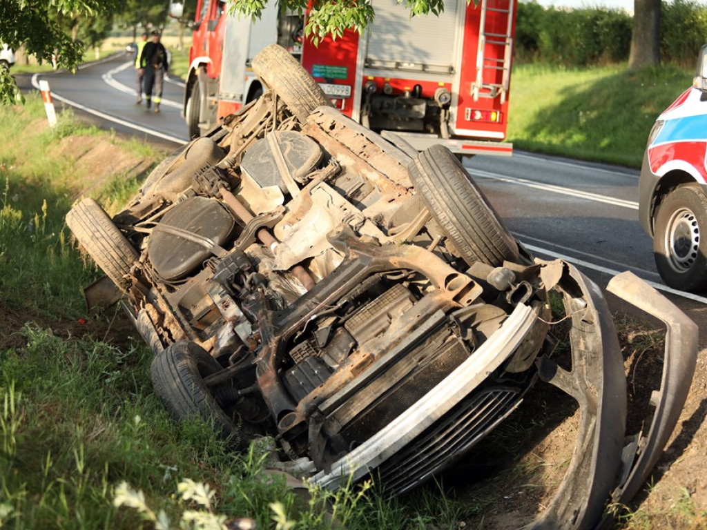 Cud, że żyją! Auto przeleciało przez betonowy przepust i dachowało [ZDJĘCIA]