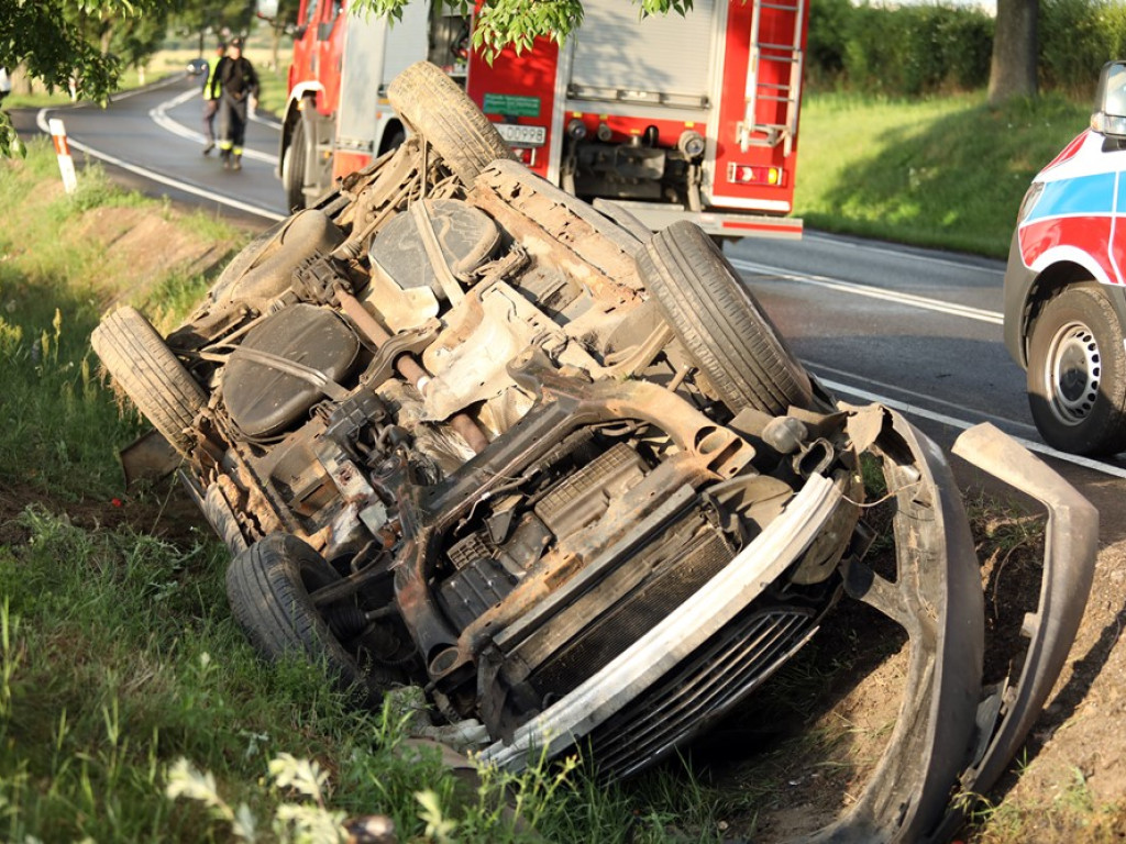 Cud, że żyją! Auto przeleciało przez betonowy przepust i dachowało [ZDJĘCIA]