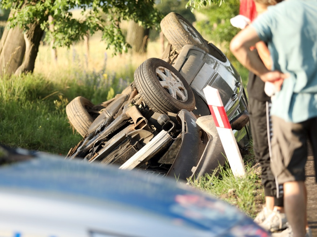 Cud, że żyją! Auto przeleciało przez betonowy przepust i dachowało [ZDJĘCIA]