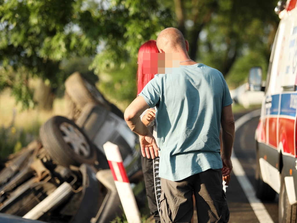 Cud, że żyją! Auto przeleciało przez betonowy przepust i dachowało [ZDJĘCIA]