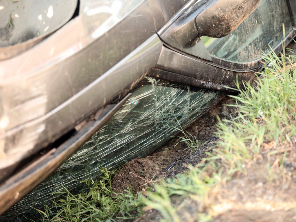 Cud, że żyją! Auto przeleciało przez betonowy przepust i dachowało [ZDJĘCIA]