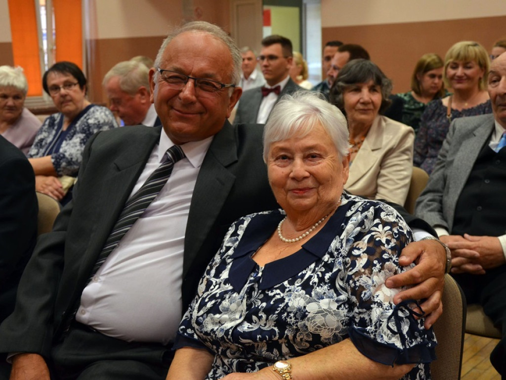Poznali się w tej sali na tańcach, a teraz mają dzieci i wnuki. Świętują 50 i 60 lat małżeństwa