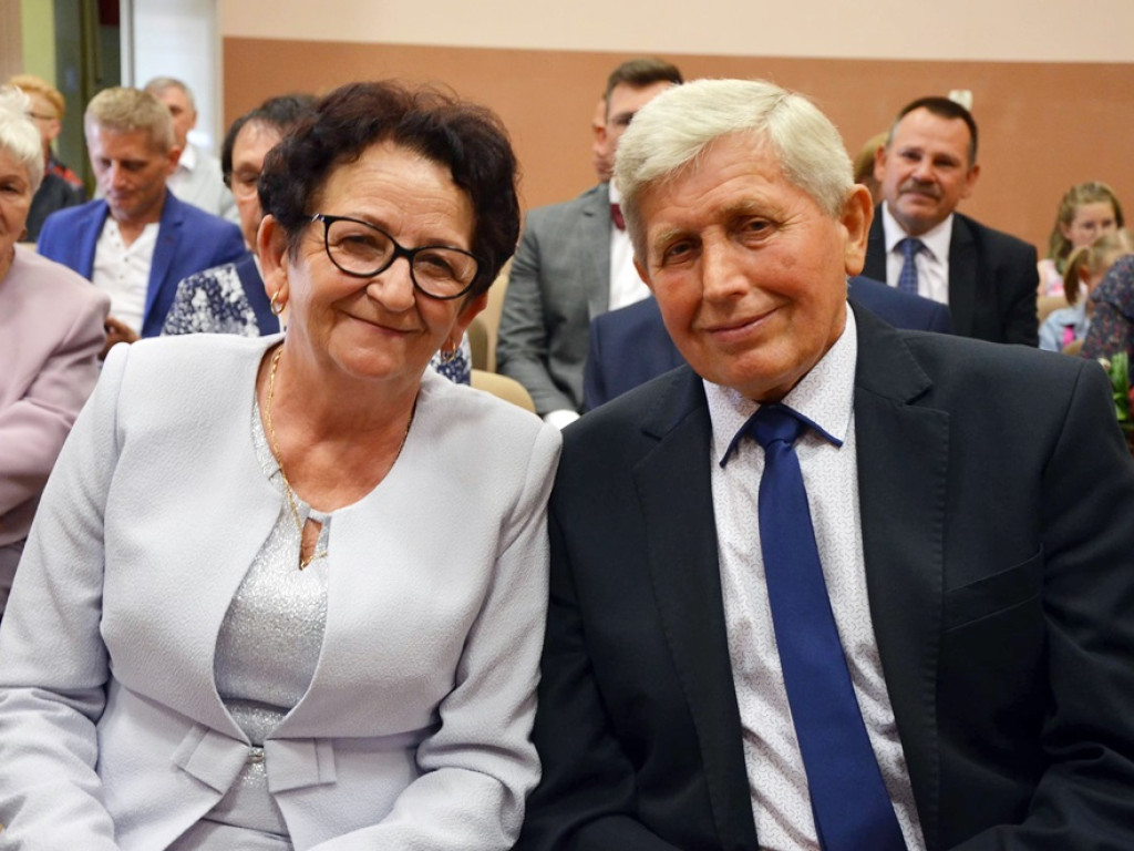 Poznali się w tej sali na tańcach, a teraz mają dzieci i wnuki. Świętują 50 i 60 lat małżeństwa