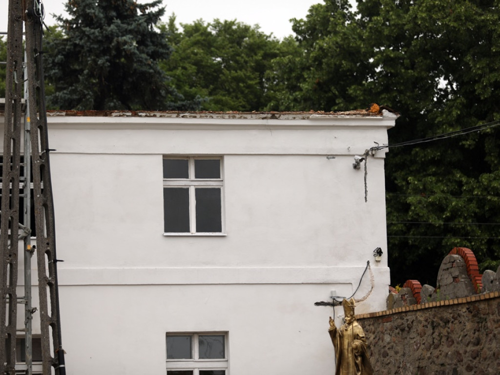 Plebania w remoncie. Rozebrali dach, ale to dopiero początek prac