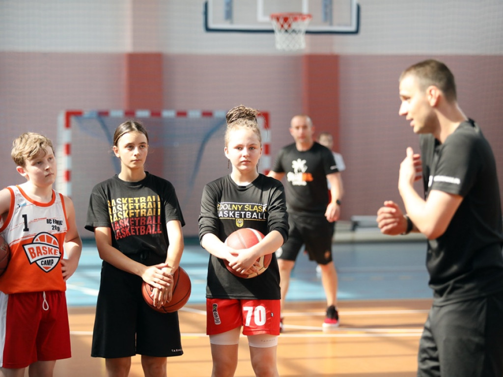 Do Głogowa przyjechała młodzież z całego świata! Na koszykarski camp z Papaczem