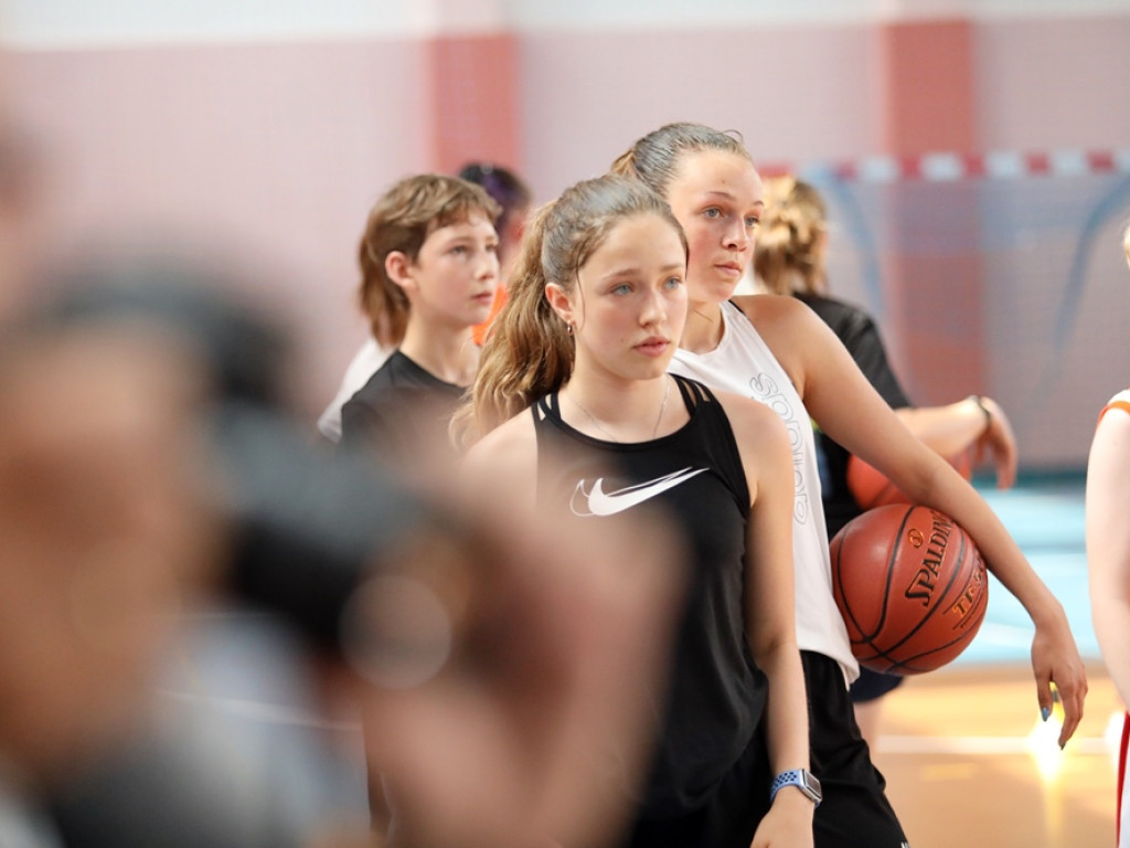 Do Głogowa przyjechała młodzież z całego świata! Na koszykarski camp z Papaczem