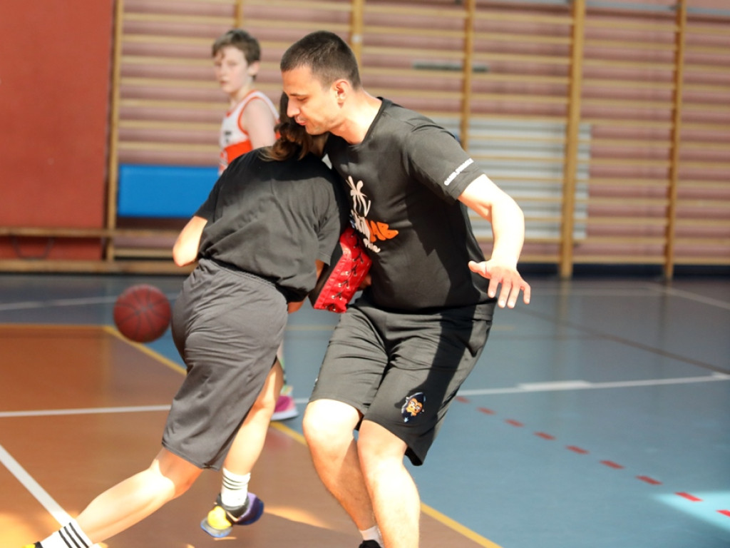 Do Głogowa przyjechała młodzież z całego świata! Na koszykarski camp z Papaczem