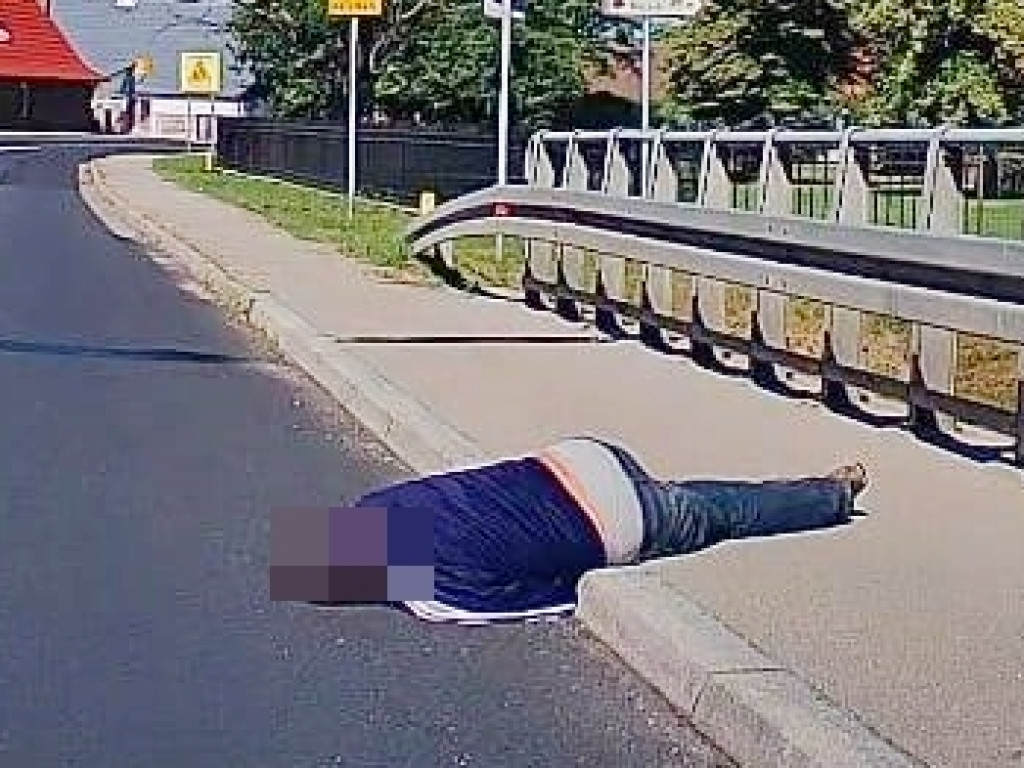 Leżał głową na jezdni! O włos od tragedii na krajowej dwunastce