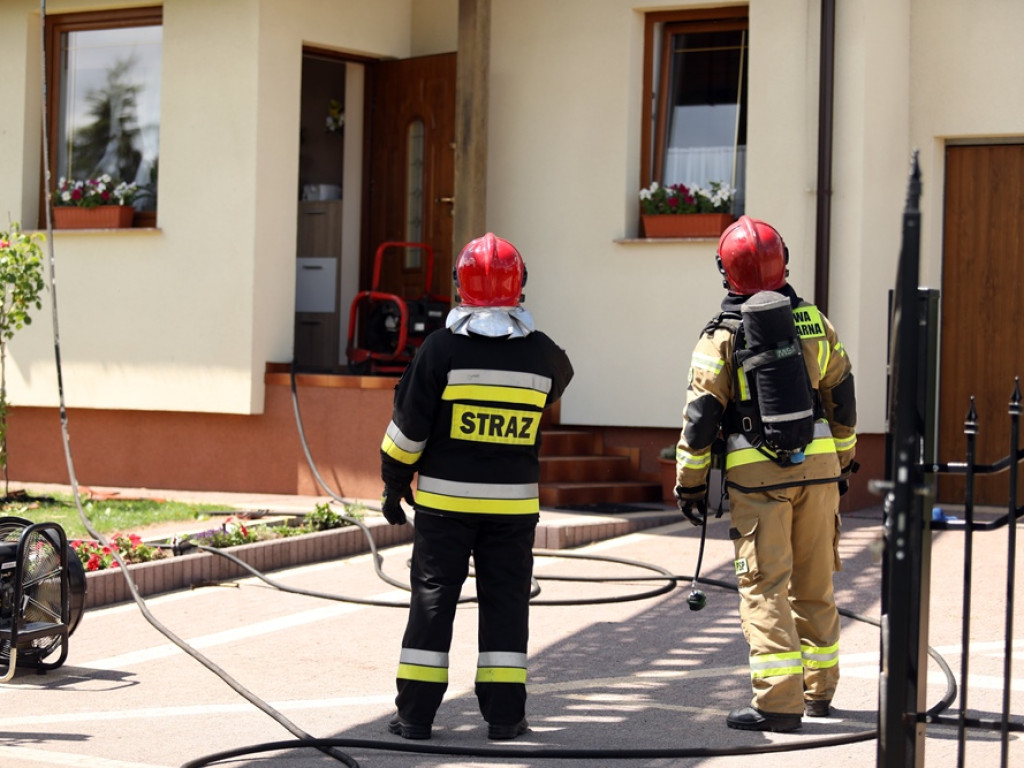 Dom płonął, a strażacy mieli problem z dojazdem na miejsce. Powód? Budowa ronda i objazdy