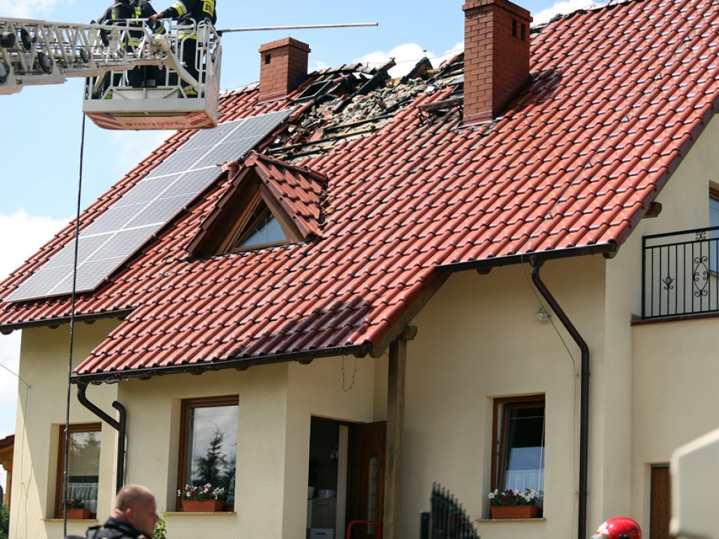 Dom płonął, a strażacy mieli problem z dojazdem na miejsce. Powód? Budowa ronda i objazdy