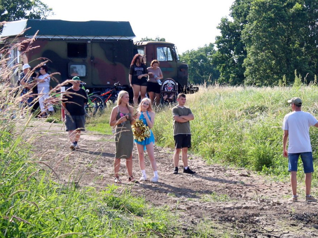 Takie przywitanie w Leszkowicach! Tratwą i jachtami płyną do Szczecina.