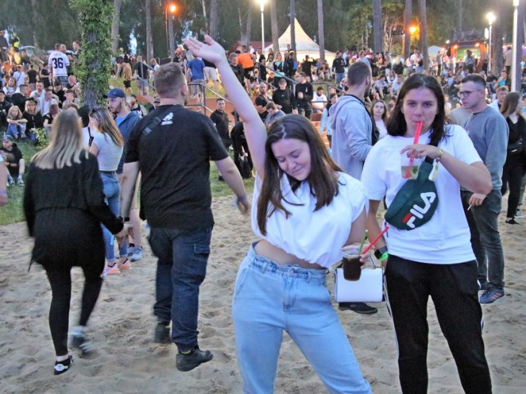 Tłumy na festiwalu w Sławie! Deszcz? Im nie przeszkadzał w zabawie