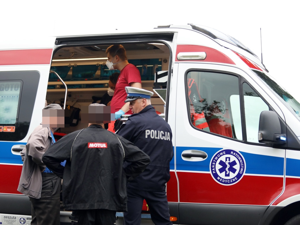 Droga była śliska, jechała na zakręcie. 