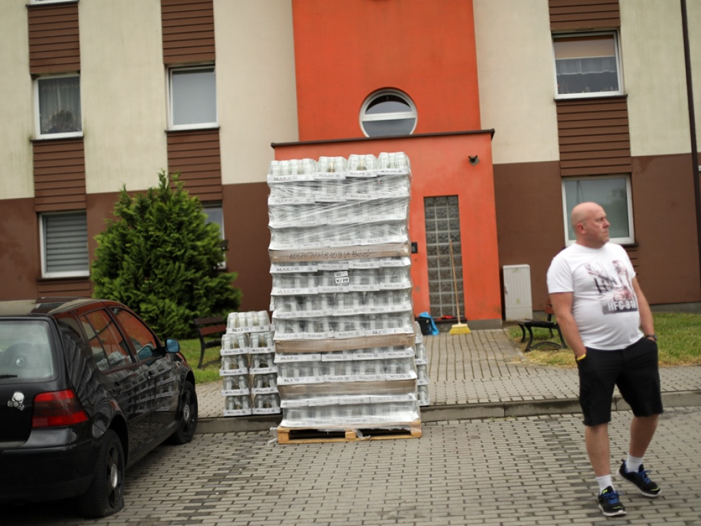 Tysiąc zniczy dla fundacji. To dar od producenta i lokalnej firmy