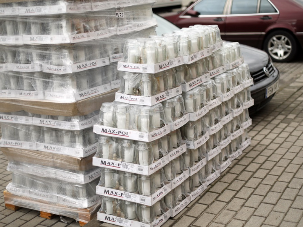 Tysiąc zniczy dla fundacji. To dar od producenta i lokalnej firmy