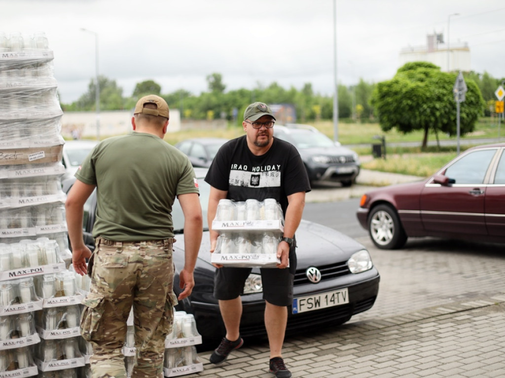 Tysiąc zniczy dla fundacji. To dar od producenta i lokalnej firmy