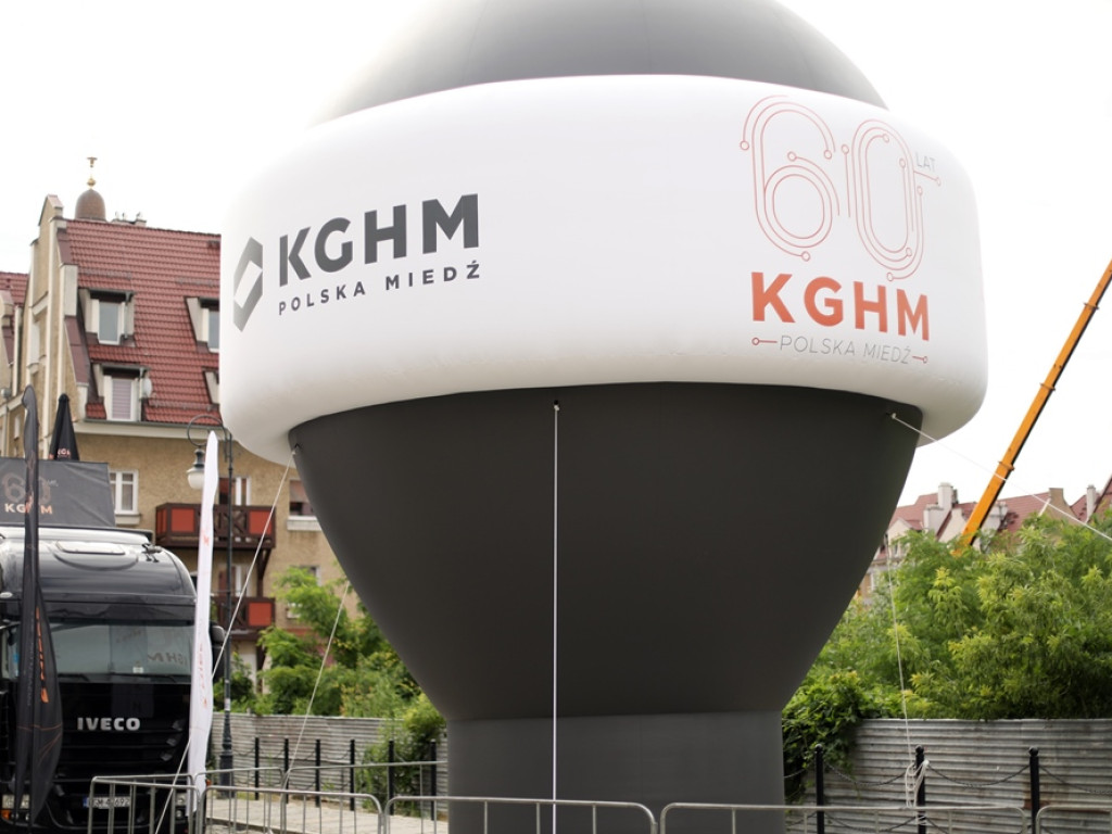 Jubileuszowy tir KGHM-u na rynku. 