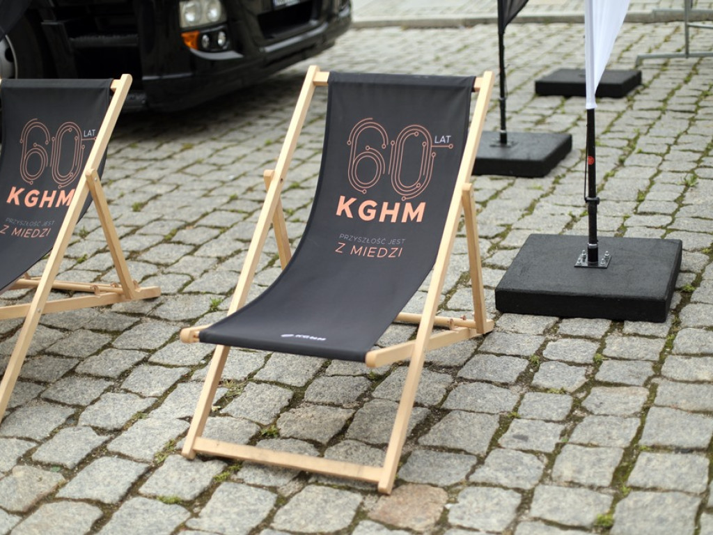 Jubileuszowy tir KGHM-u na rynku. 