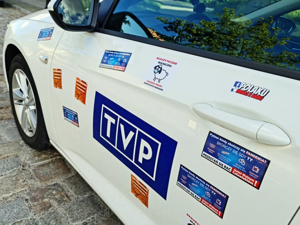 Wandale okleili służbowy samochód operatora TVP! 