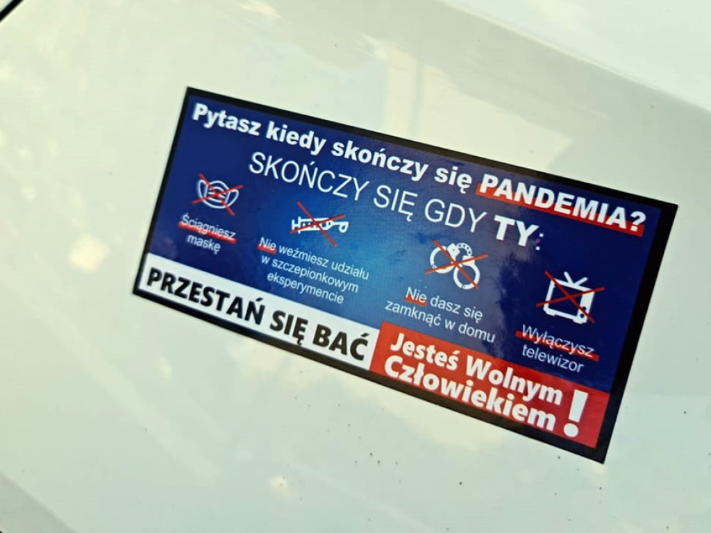 Wandale okleili służbowy samochód operatora TVP! 