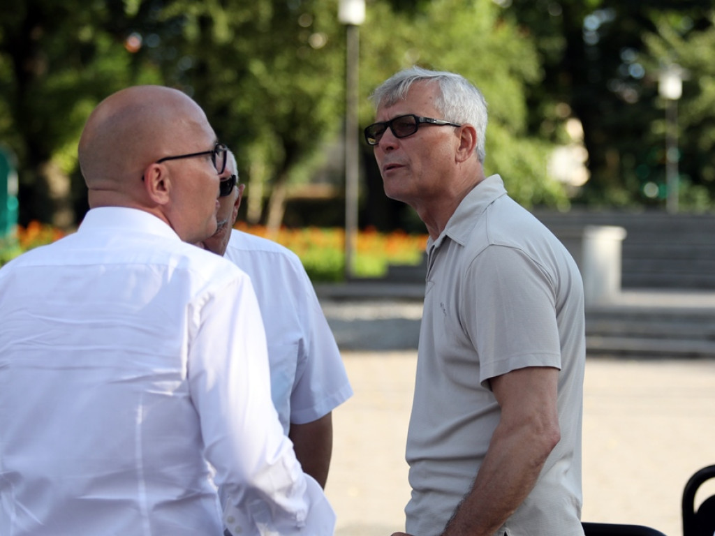 Antyszczepionkowcy okleili auto TVP. Borys: my również zostaliśmy zaatakowani, ale  słownie